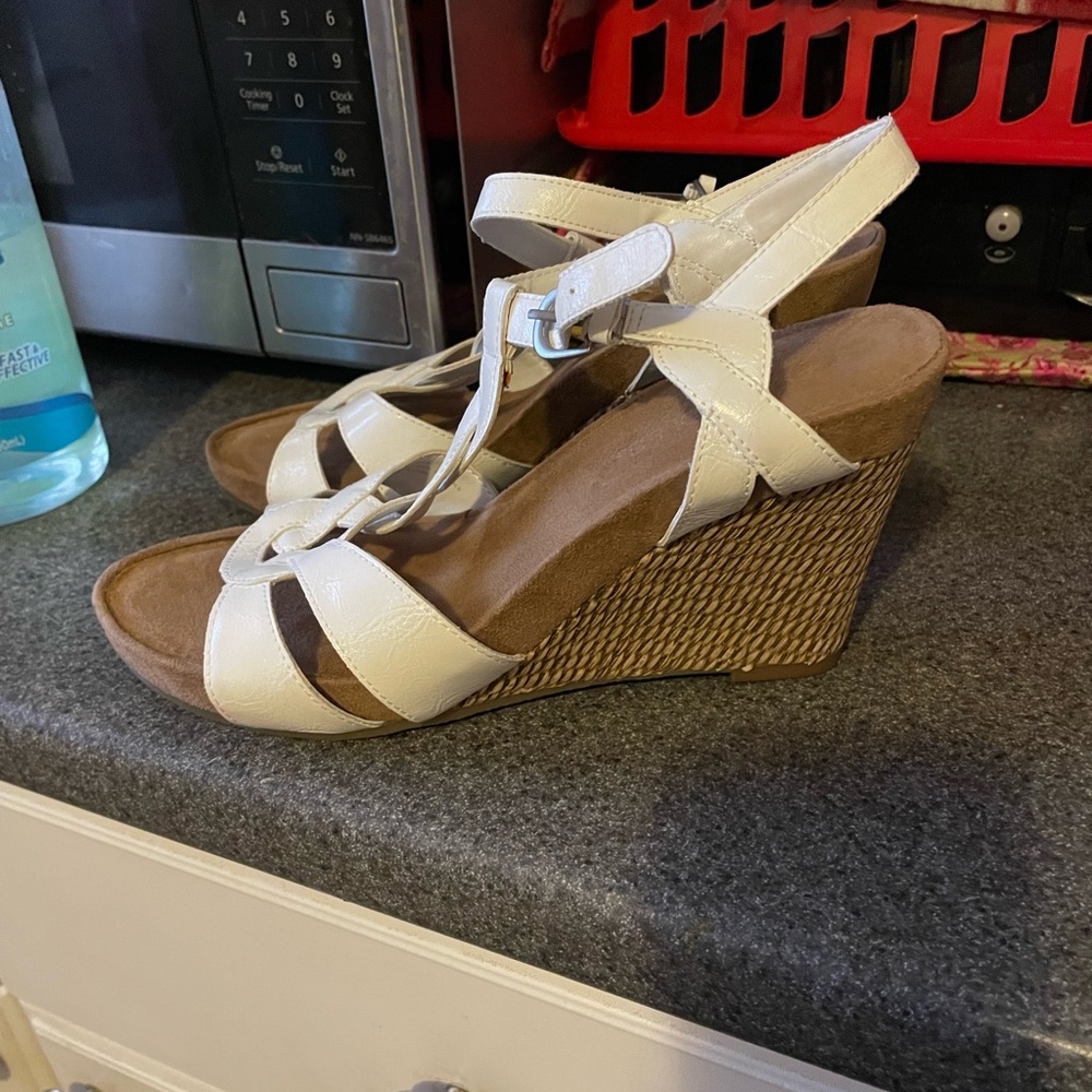 Cleaning out my closet Great conditions also Has a memory foam for your comfort